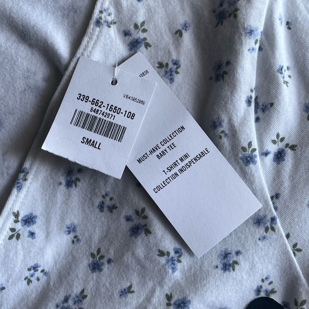 Hollister Women's White and Blue Floral Wrap Tee - Picture 4 of 5